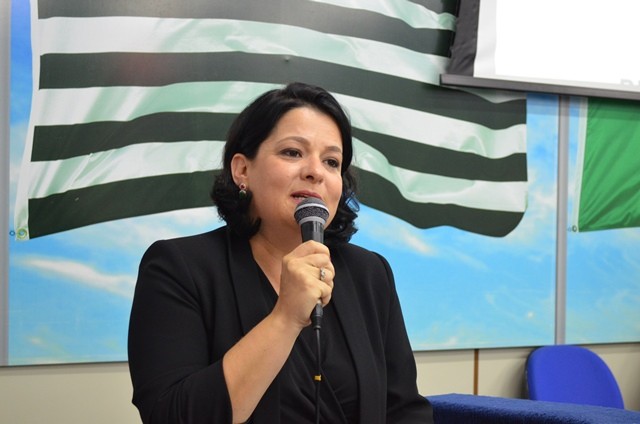 2018216_FOTO - Vereadora questiona Executivo sobre a falta de medicamentos